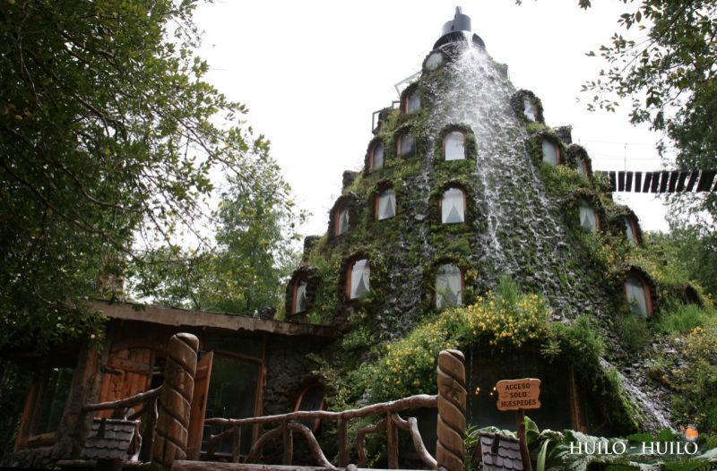Hotel ini dirancang khusus untuk miliki air terjun buatan