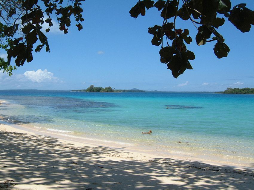 Indahnya pantai pulau Lissenung