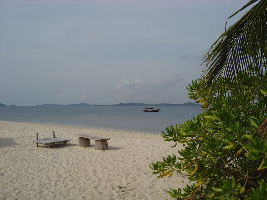 pantai di pulau Pangkil