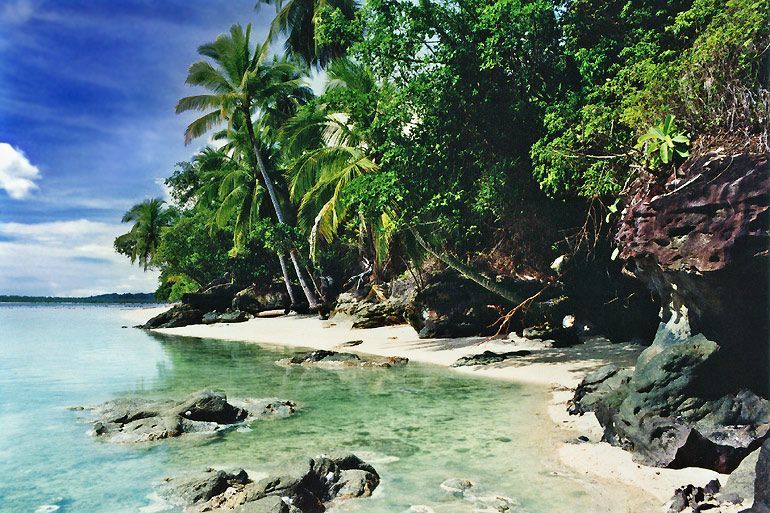 Pantai di pulau Robin Crusoe