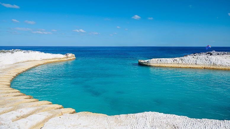 Pulau ini bisa datang ke pulau ini dengan ikut kapal pesiar