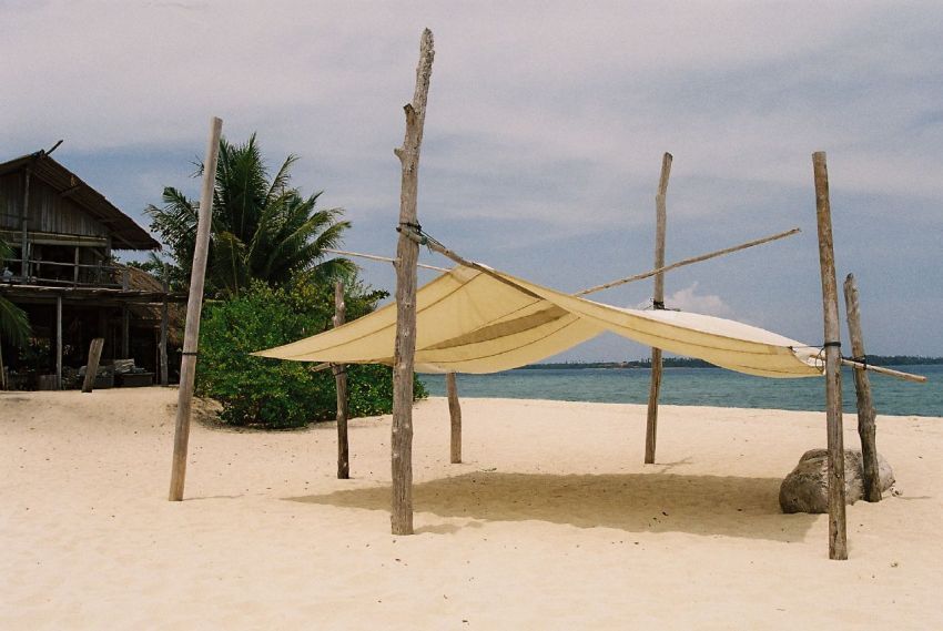 Pasir putih dan tenda di pesisir pantai