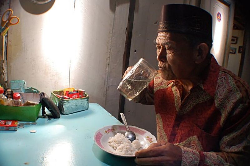 Seorang kakek melakukan laku prihatin dengan puasa mutih