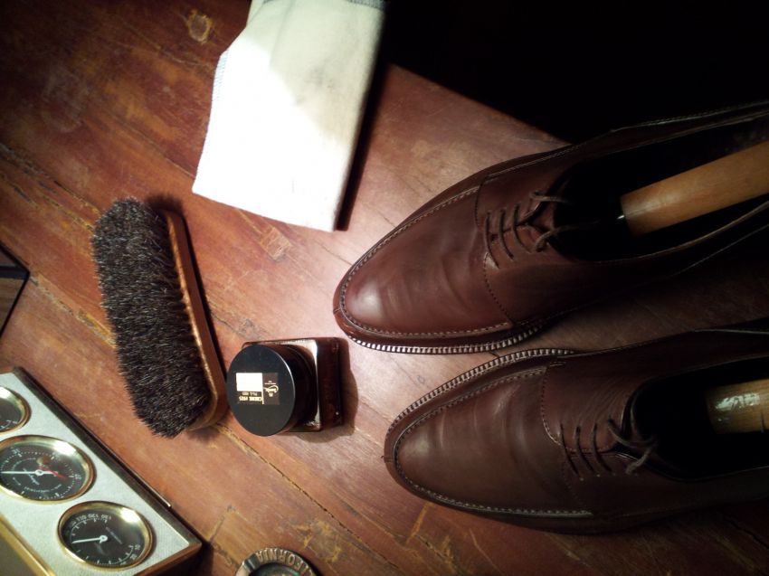 Menyemir sepatu