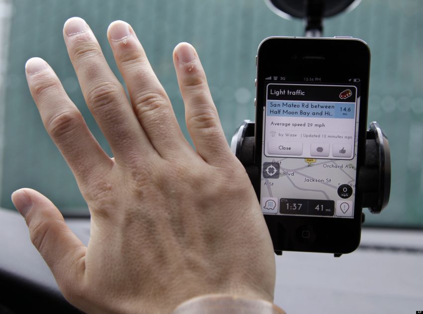 Gunakan Waze, sebuah GPS berbasis sosial.