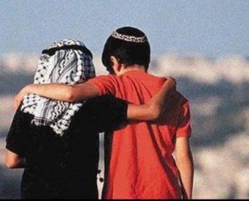 Seorang bocah Israel dan Palestina bergandengan