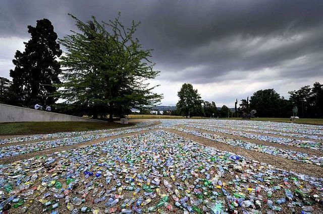 "Labirin Daur Ulang", seni instalasi yang dibuat dari 8.000 botol plastik bekas dan diletakkan di dekat gedung PBB di Jenewa.