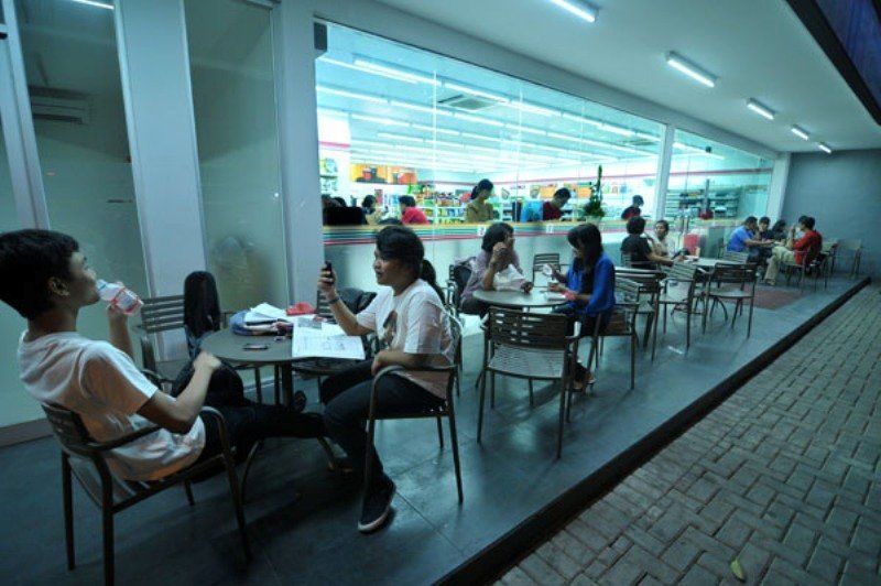 Malming nongkrong di kafe atau minimarket