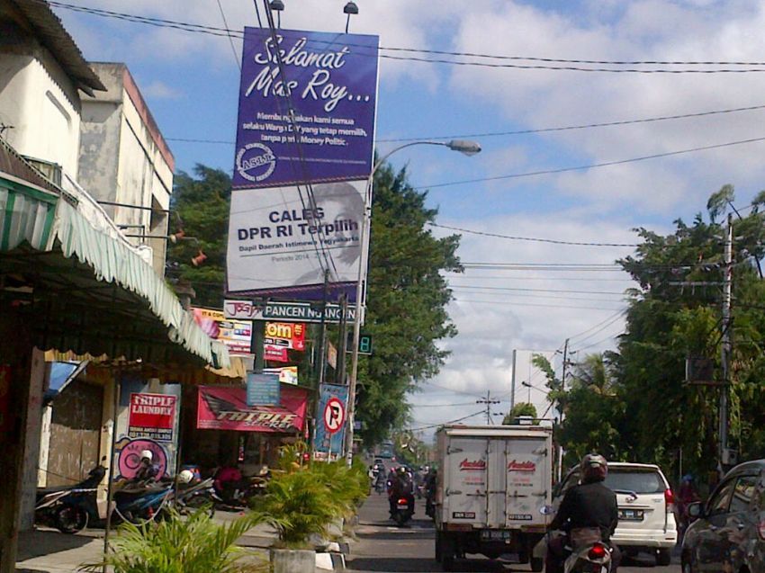 Baliho "kemenangan" Roy Suryo