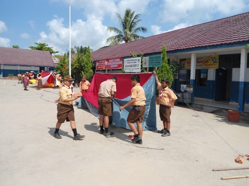 tau kan susahnya mendirikan tenda?