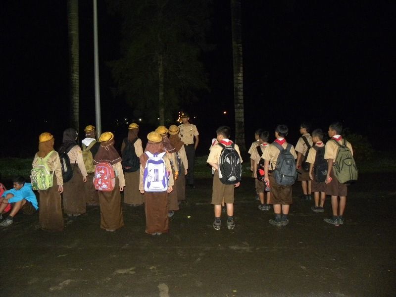 bangun tengah malam buat ikutan jurit malam