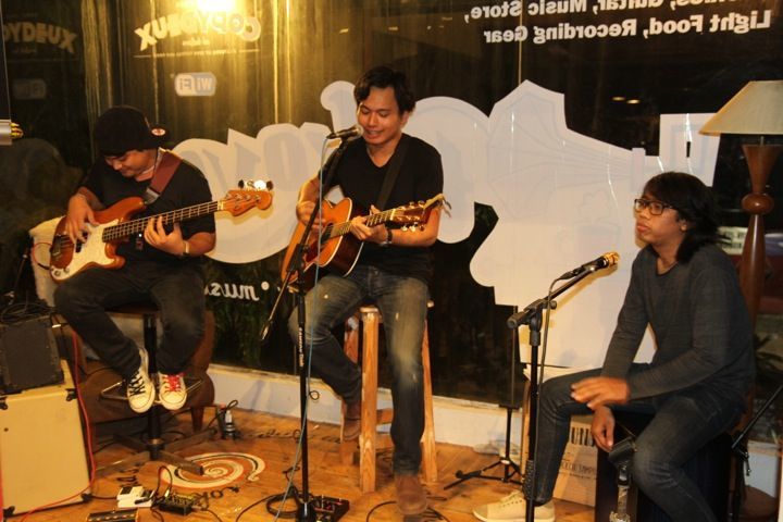 Rendy Pandugo (tengah)