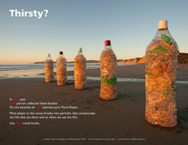 Botol berukuran manusia berisi botol plastik bekas.