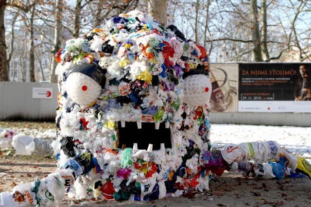 "Monster kantong Plastik", seni instalasi dari seniman Slovenia Miha Artnak