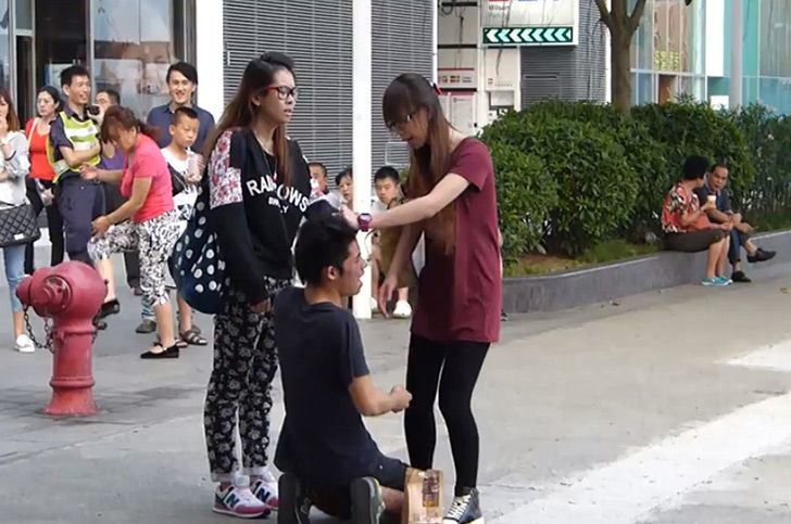 Malu nggak sih diliat orang banyak