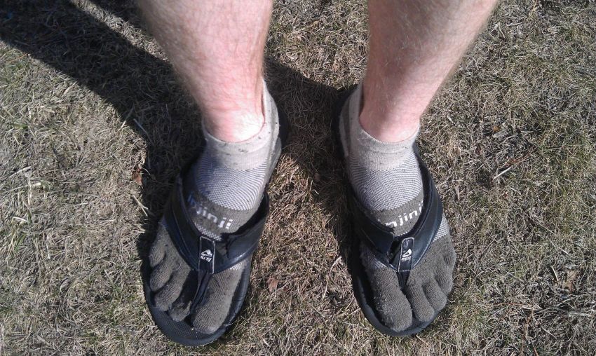 Kaos Kaki dan Sandal