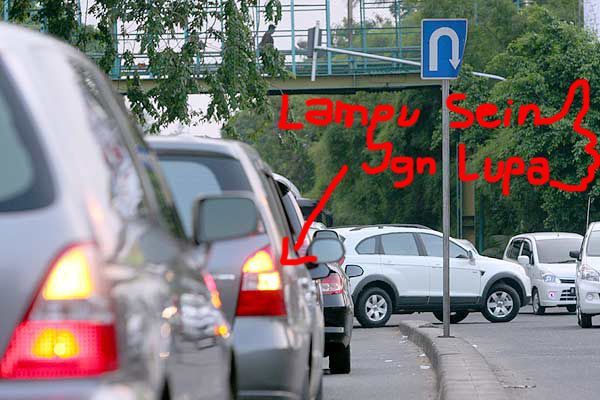 pastikan arah lampu seinmu udah benar
