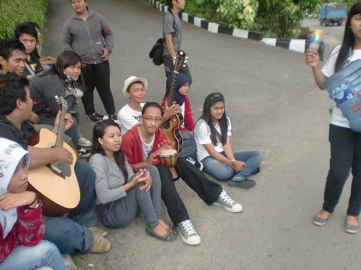 Ngamen, salah satu usaha teyan mahasiswa