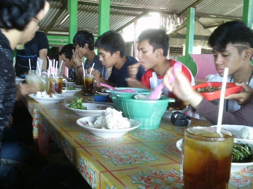 Hidup damai dan makan enak