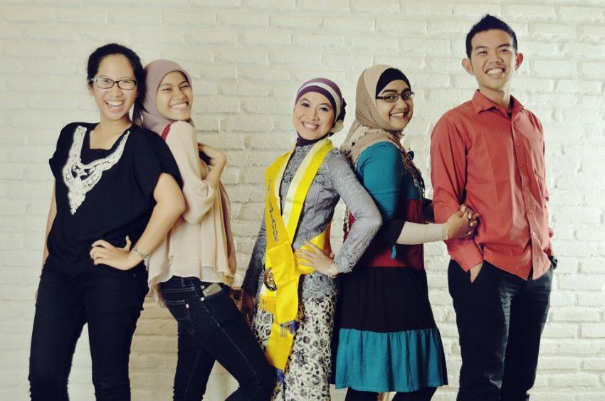 Cinta, bangga, tanpa jumawa
