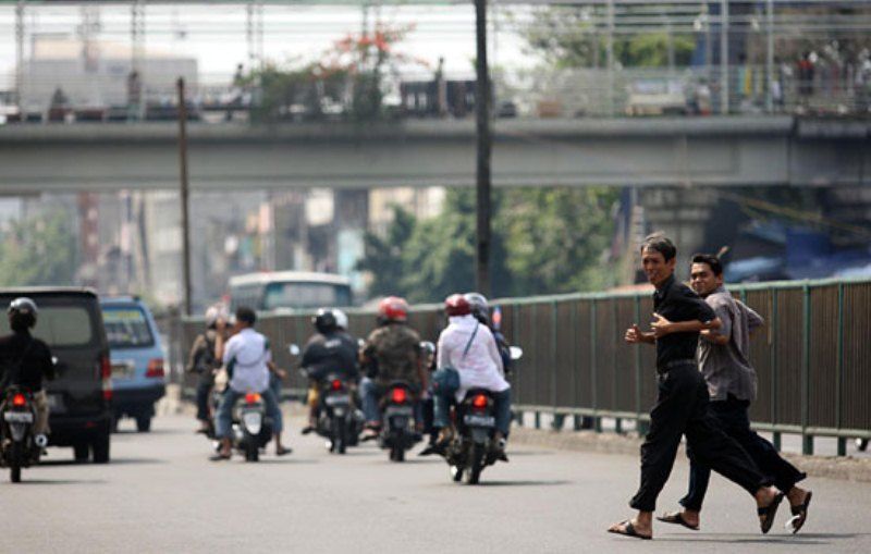 Tengok kanan kiri dulu sebelum menyeberang jalan