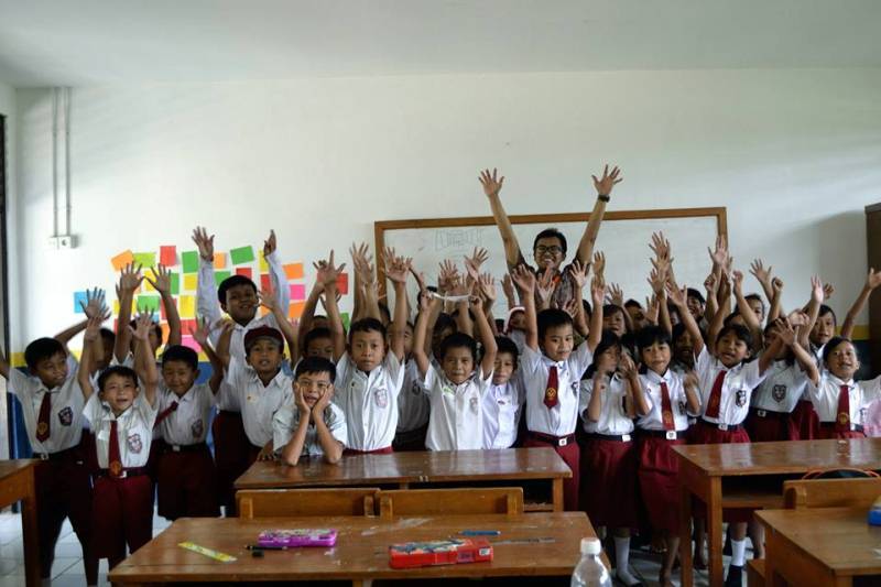 Membantu dan bermanfaat bagi orang banyak