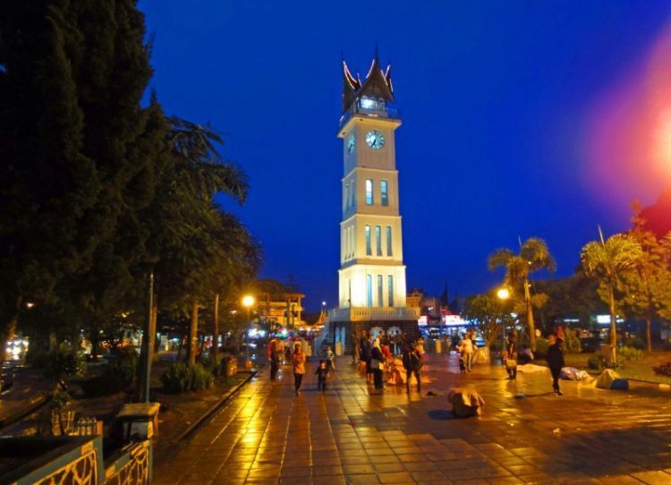 Jam gadang malam hari
