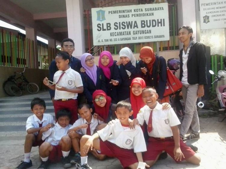 Dia terbiasa bertemu dengan orang dari berbagai kondisi lapisan masyarakat