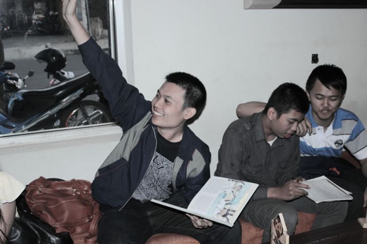 Yang berdua dipojokan ceritanya lagi curhatan