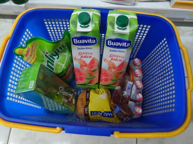 Sadar diri. Belanja saja dengan menggunakan keranjang