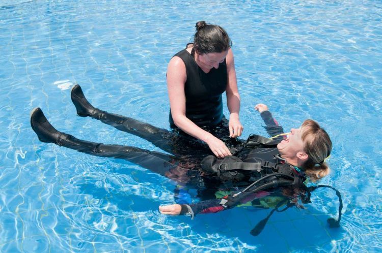 Bagi yang hobi menyelam, cobalah jadi dive master