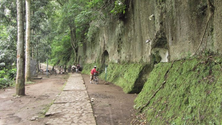 Trekking maju-mundur ala Syahrini juga bisa di sini