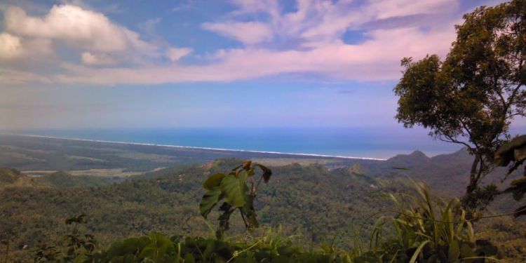 Pemandangan samudera Hindia dari puncak Gunung Duwur