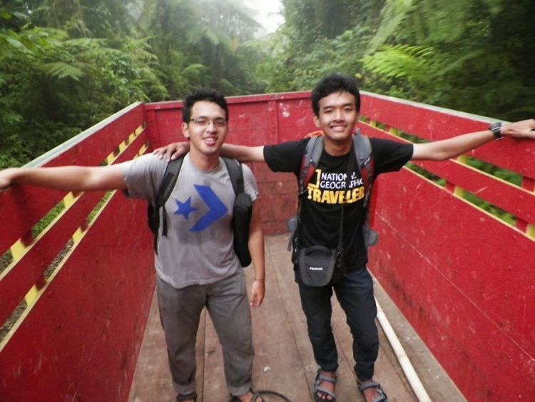 Gak ada bus, nebeng truk pun jadi