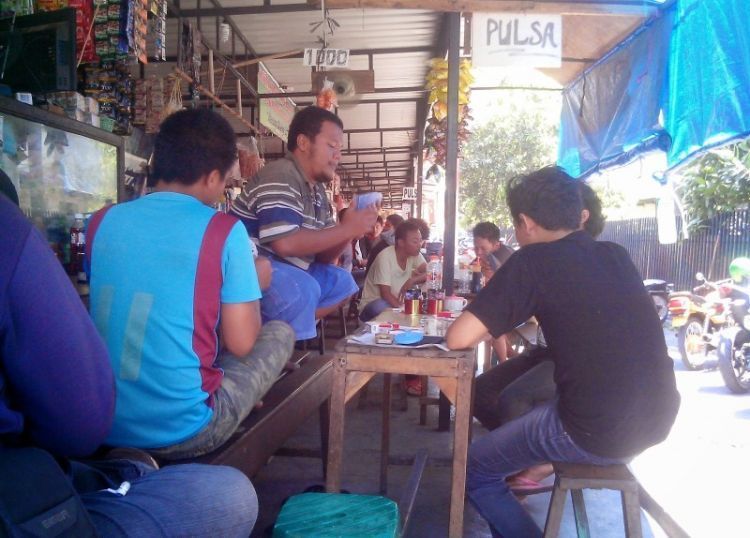 Waiki.. cangkruk, remi, ngopi, karo mangan ote-ote!
