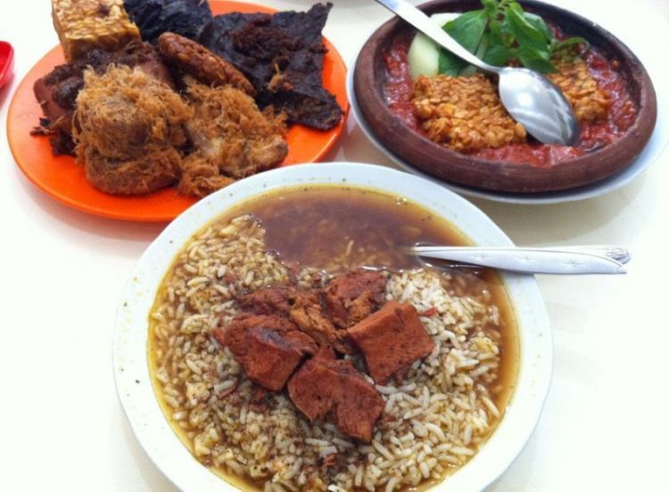 Nasi rawon, rujak cingur, lontong balao!