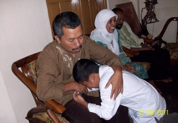 Mohon doa restu, Pak"