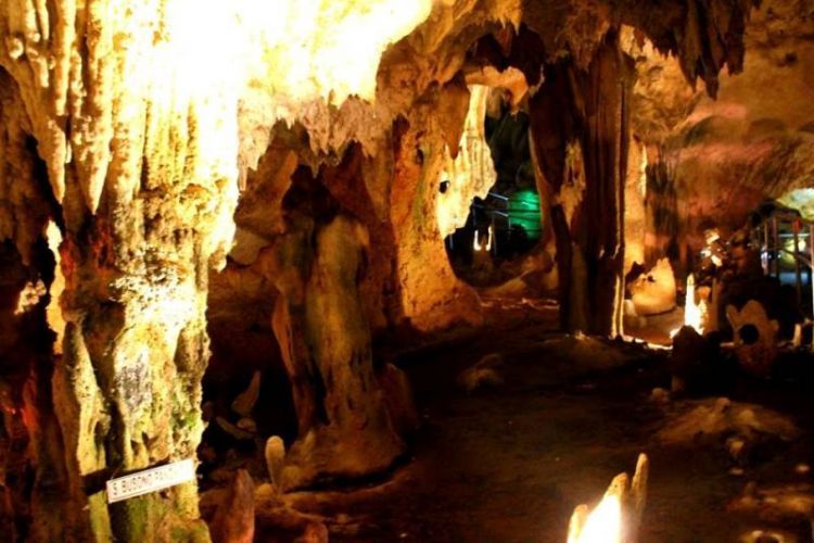 Keindahan batu stalagtit dan stalagmit di gua Maharani (dok. pribadi)