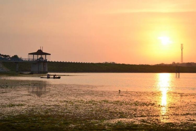 Suasana tenang Waduk Gondang di pagi hari