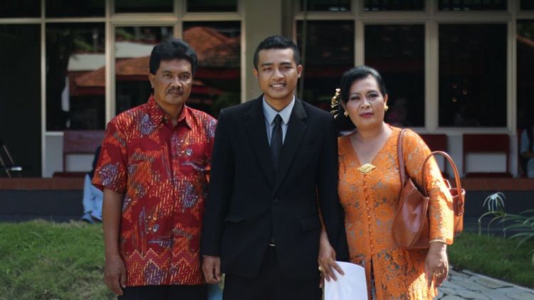 Aku ingin membuat Papa dan Mama sebangga ini :) (kredit foto: Made Bhela.)