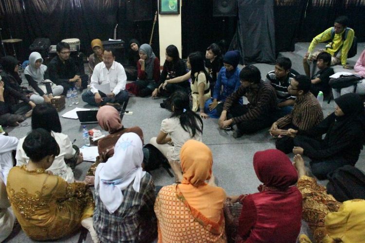 Kamu bebas menyalurkan pendapat melalui tulisanmu