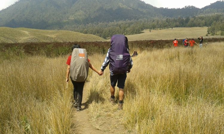 Kita menjadi sepasang kekasih yang pandai menjaga jarak