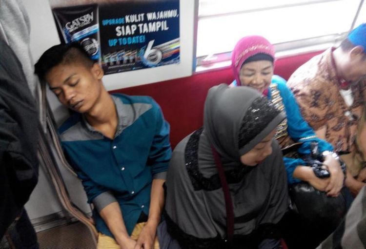 Apapun posisi dan kondisinya, harus tidur commuter line