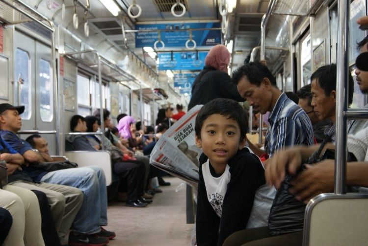 Naik Commuter Line kok gini amat yan mak?