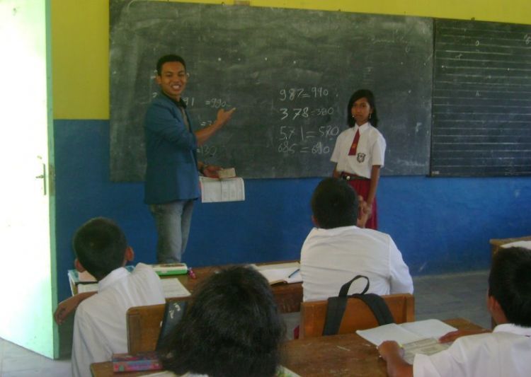 Bantu ngajar anak SD di desa