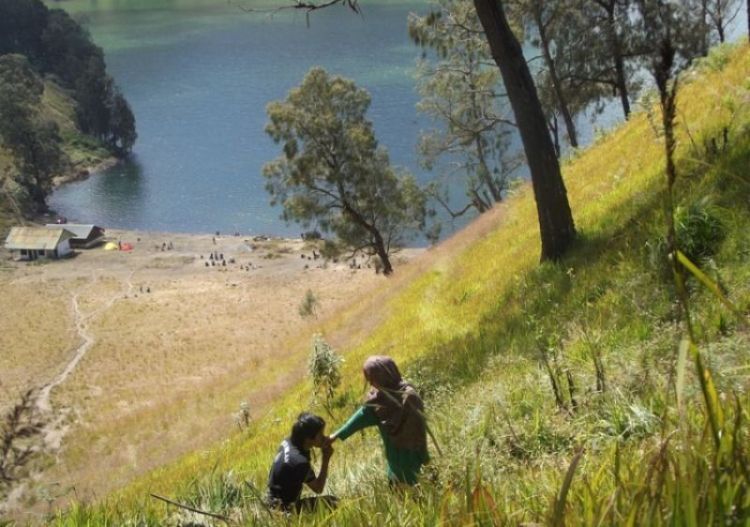 Kamu terlihat lebih gagah di balik rengkuhan hutan