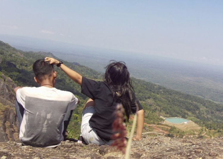 DI puncak gunung kita mencoba saling memahami satu sama lain