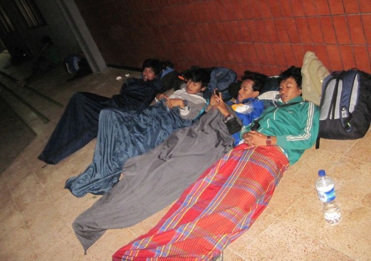 Jangan malu tidur ngemper