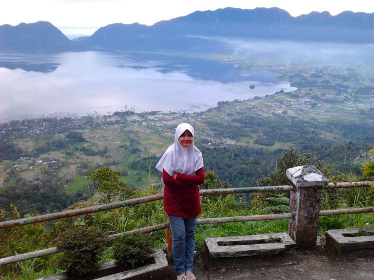 Pemandangan Danau Maninjau dari Puncak Lawang