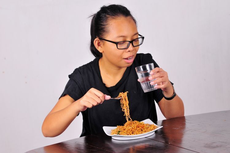 Sediakan air putih hangat